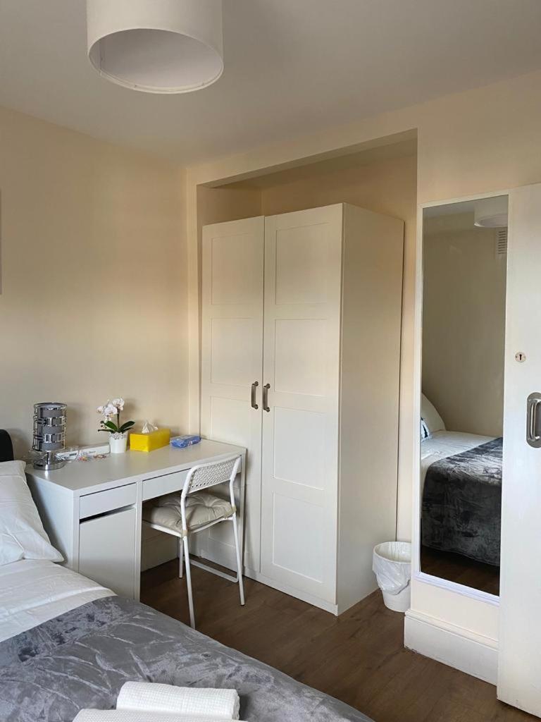 Lovely Private Rooms In Camden, Central Лондон Екстер'єр фото